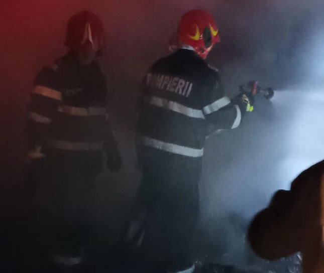 Incendiu izbucnit într-un bloc din Trușești. Șase locatari au fost evacuați preventiv, de salvatori