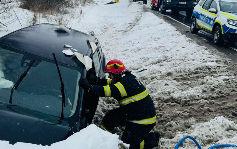 Un tânăr de 24 de ani s-a urcat băut la volan și a băgat o pasageră în spital