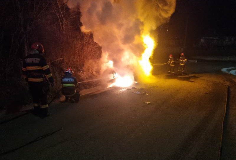 Un autoturism a luat foc pe un drum din localitatea Mitoc