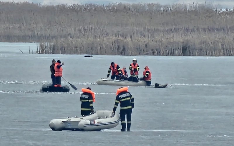 Misiune crontracronometru pentru salvarea a trei persoane, care se aflau la pescuit la copcă, pe râul Siret - FOTO