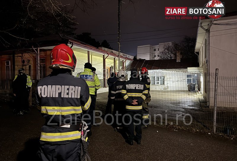 Desfășurare de forțe la Dorohoi după ce un bărbat a amenințat că se aruncă în gol de pe acoperișul unui imobil - FOTO