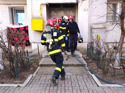 Bucătărie cuprinsă de flăcări într-un …