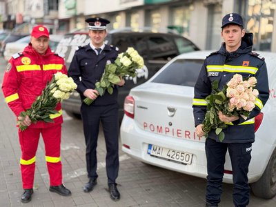 Flori și zâmbete oferite de …