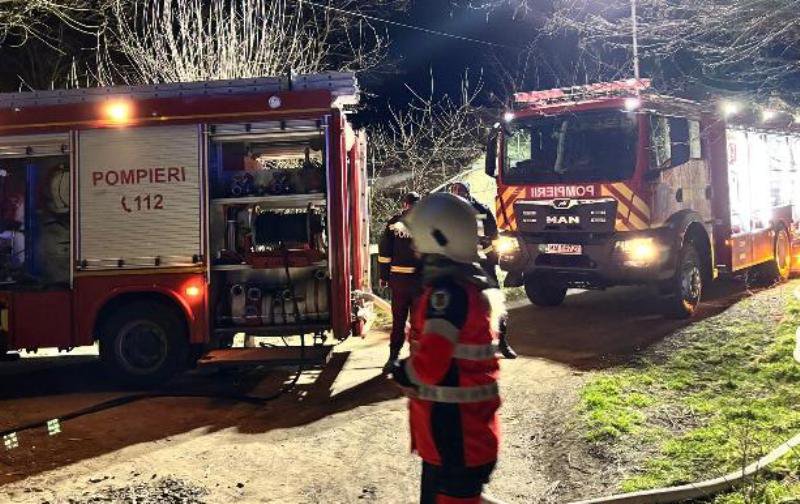 Incendiu violent la o gospodărie din Răuseni. Două anexe au fost cuprinse de flăcări